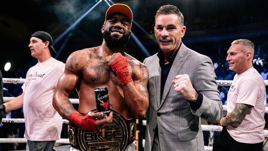 Austin Trout races past Luis Palomino, claims BKFC welterweight title via unanimous decision (Bare Knuckle). Photo by Courtesy BKFC